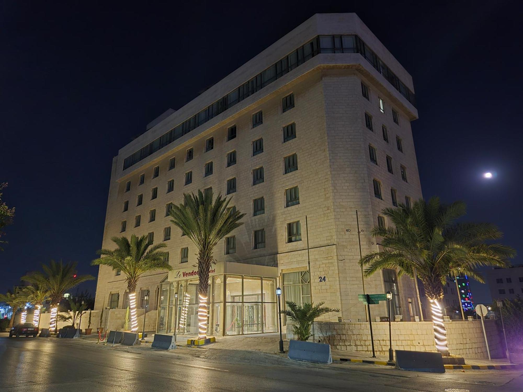 Le Vendome Hotel Amman Bagian luar foto