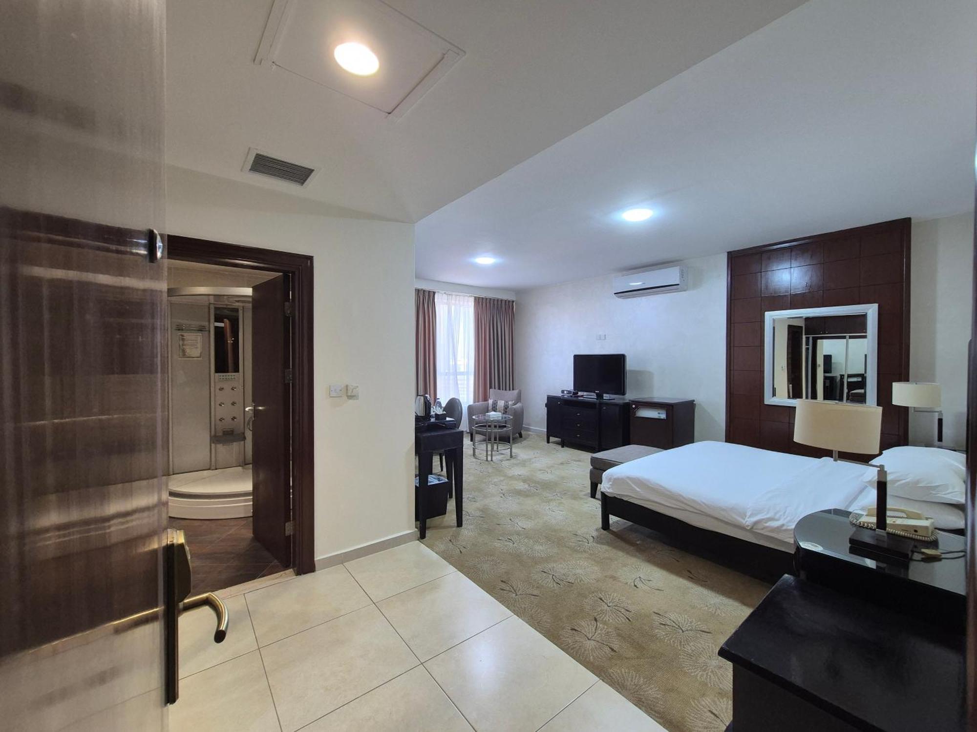 Le Vendome Hotel Amman Bagian luar foto